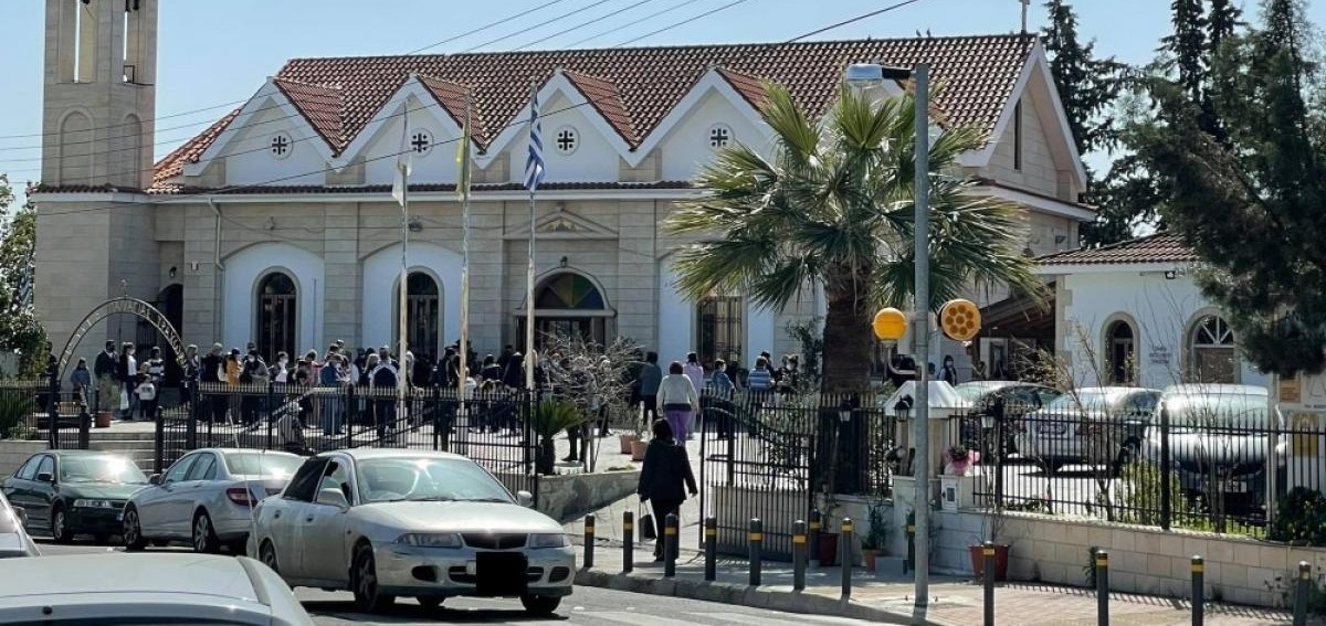 Πλήθος κόσμου έξω από εκκλησία στον Στρόβολο - Επί ποδός η Αστυνομία -ΒΙΝΤΕΟ